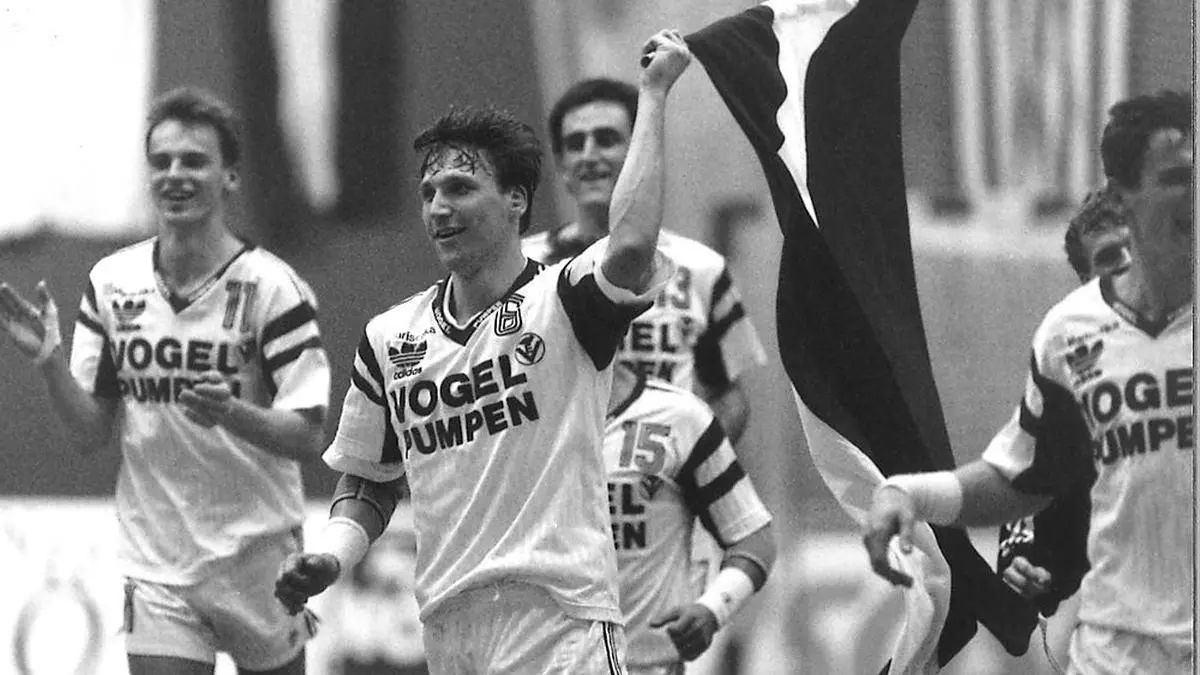 Dietmar Peißl nach dem Länderspiel gegen die Schweiz im Rahmen der B-WM in der Eishalle Liebenau 1992