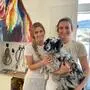 Flora Neuhuber und Laura Hahn mit Hündin Wilma in ihrer neuen Tierarztpraxis in Altaussee