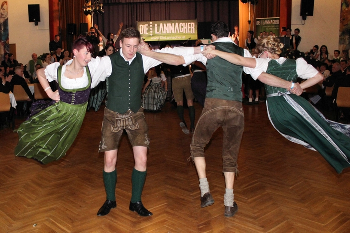 Dabei wurden die Tänzerinnen von ihren Tanzpartnern sogar durch die Luft geschleudert.