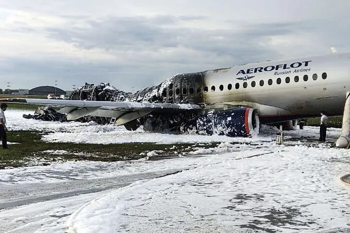 Die Suchoi Superjet-100 ist die erste Neuentwicklung des russischen Flugzeugbaus nach dem Ende der Sowjetunion, der Kurzstreckenflieger ist seit 2011 zugelassen. Aeroflot hat zurzeit 50 Jets dieses Typs im Einsatz, erst im vergangenen Herbst kündigte sie den Kauf von weiteren 100 Maschinen an. Die Jets sollten trotz des Unfalls zunächst weiter im Einsatz bleiben, hieß es.  