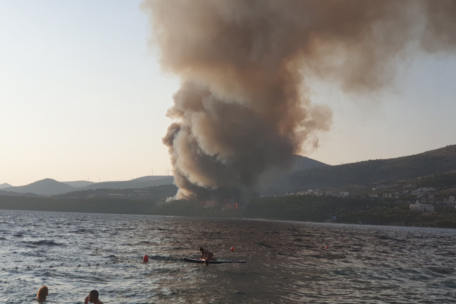 Dichte Rauchwolken : Hotel in der Nähe: Waldbrand lodert in kroatischem Urlaubsort 