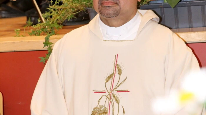 Wenn das kein Grund zum Feiern ist! Anlässlich des „25-jährigen Priesterjubiläums“ lud der Althofener Dechant Lawrence Pinto zum Dankgottesdienst in das örtliche Kulturhaus. 