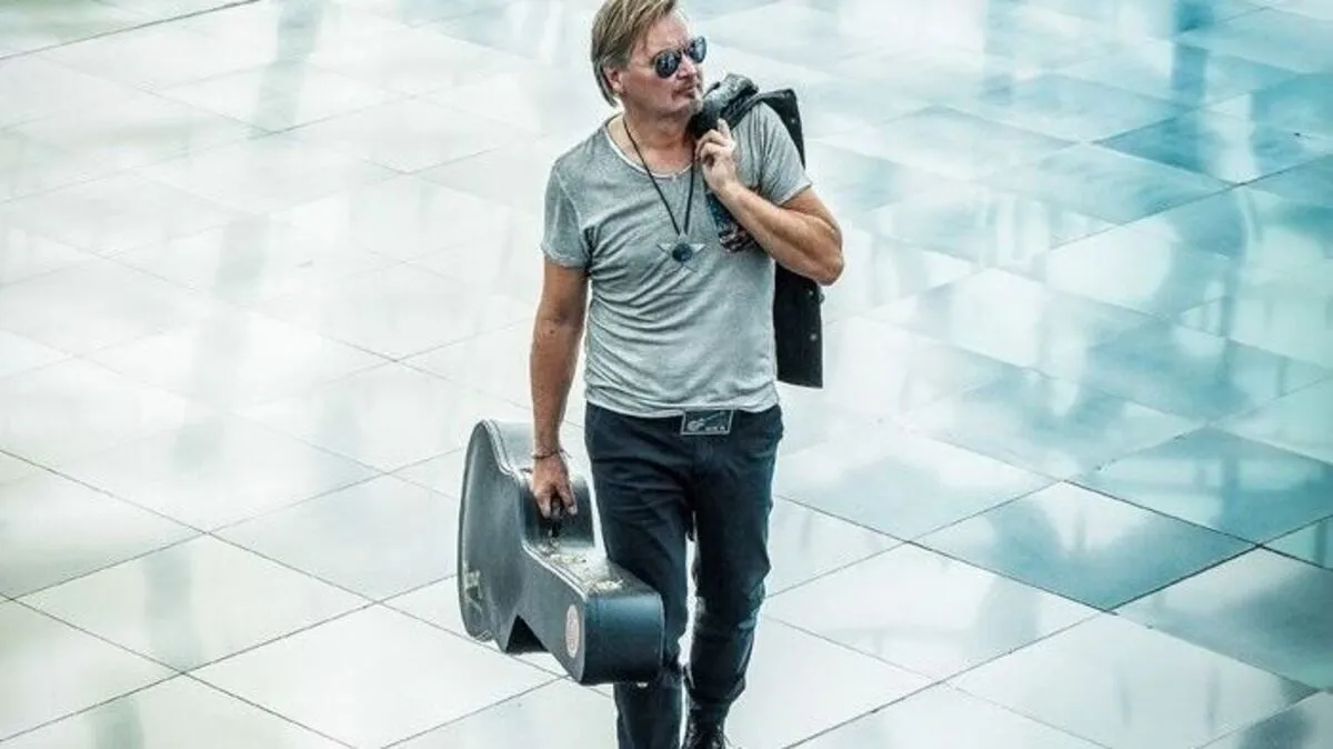 Das Foto für das Albumcover wurde im Hangar 7 in Salzburg aufgenommen