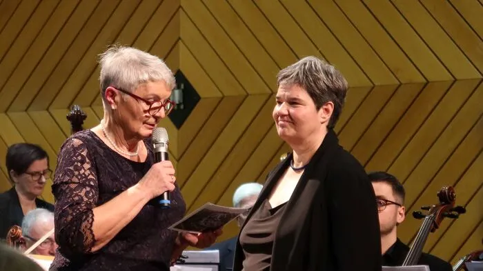 Moderatorin Ulrike Wasserbauer führte durch den Abend - hier mit Ursula Bregar. Sie leitet das Sinfonieorchester der Musikschule "Stringendo Plus".
