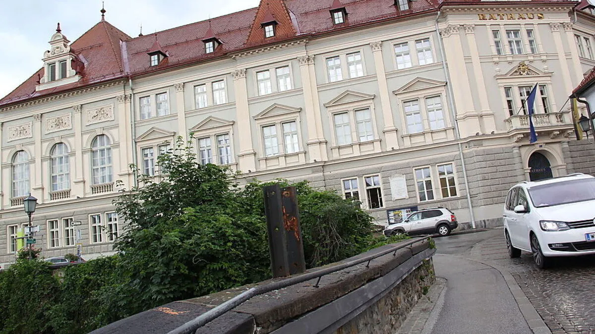 Das fehlende Kruzifix auf der Fleischbrücke in der Nähe des Rathauses Wolfsberg