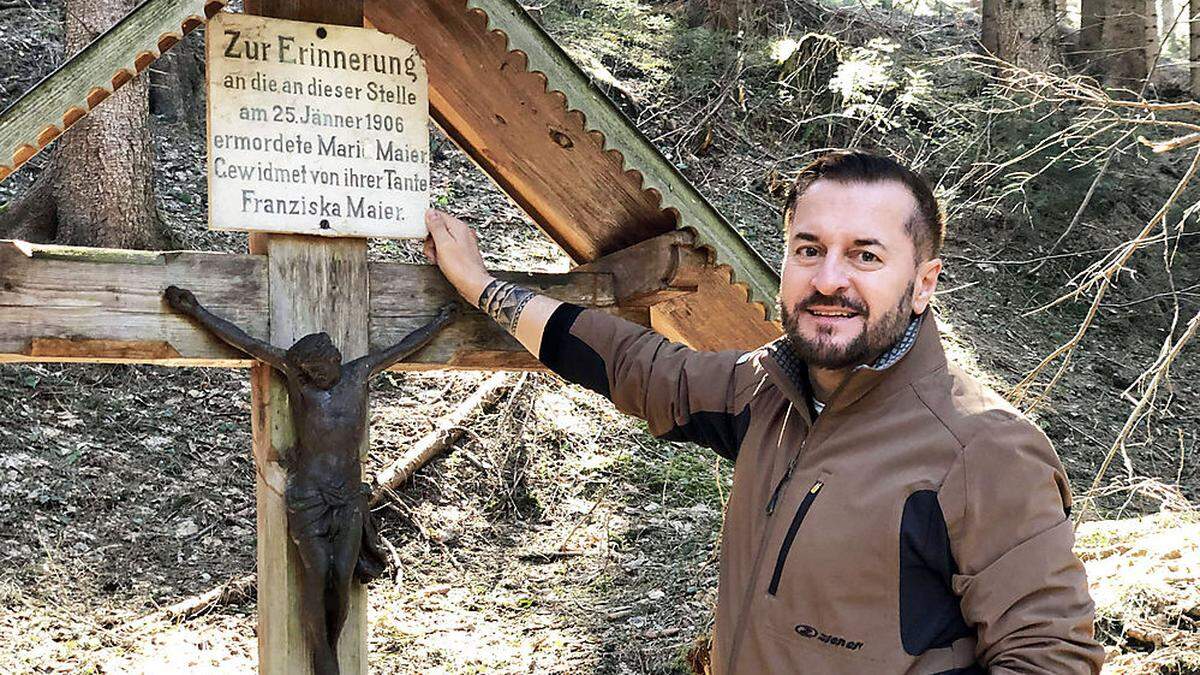 Franz Preitler beim Gedenkkreuz für die Ermordete im Raxental