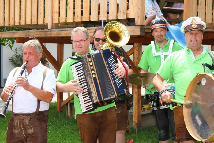Beim Kellerfest in der Destillerie Bäuchel vulgo Finz in Mooskirchen wurden die Besucher nicht nur kulinarisch versorgt. Für gute Stimmung sorgte die Musikgruppe "San fia nix".
