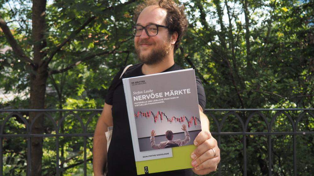 Stefan Laube mit seinem kürzlich veröffentlichten Buch
