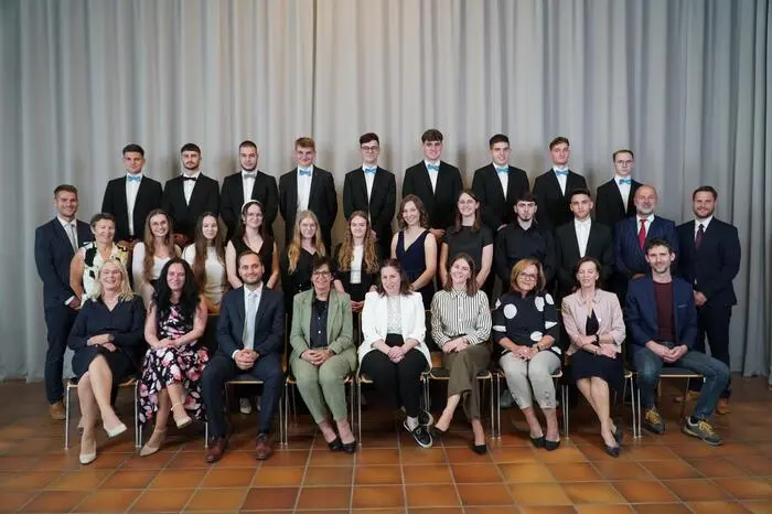 In der 5BK-Klasse der HAK Feldbach ist die Matura für folgende Maturantinnen und Maturanten erfolgreich über die Bühne gegangen: Tobias Josef Benedikt, Sophia Edelsbrunner, Nora Friesinger, Stephan Marvin Grain, Jana Katharina Hofer, Pascal Hörtl, Simon Alois Hütter, Lea Karner, Jan Krobath, Jakob Gabriel Lupinski, Isnavr Ismailowitsch Nuraliev, Michael Preininger, Magdalena Schrack, Jonathan Schwarzl, Samuel Schwarzl, Sarah Sudy, Katja Tieber, Jan-Michael Trauch