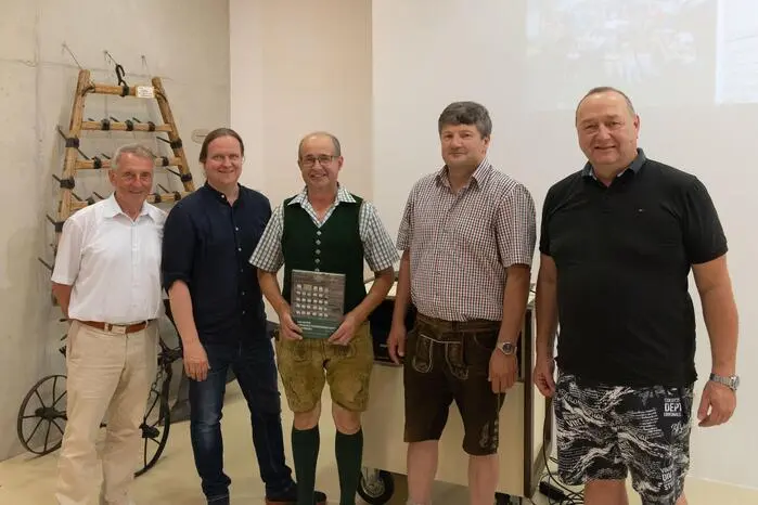 Die Autoren Ferdinand Haas, Manfred Hofer und Andreas Salmhofer beleuchten darin eindrucksvoll die Entwicklung und Bedeutung der Viehzucht in der Region.