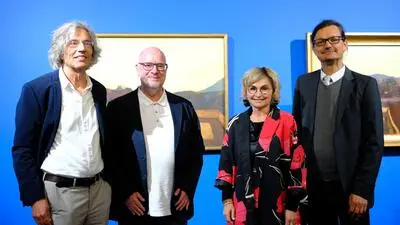Kurator Carl Kraus, Landesmuseendirektor Andreas Rudigier, Bürgermeisterin Elisabeth Blanik und Kurator Martin Kofler stehen auf Schloss Bruck vor zwei Bildern von Egger-Lienz