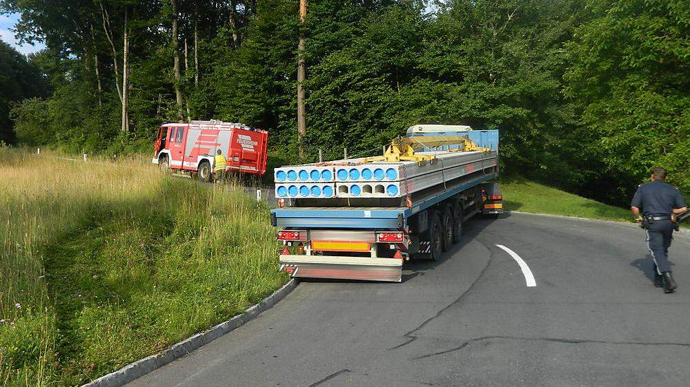 In einer Kurve am Reithberg bei Hof (Gemeinde Kirchberg) kam der Lkw nicht mehr weiter