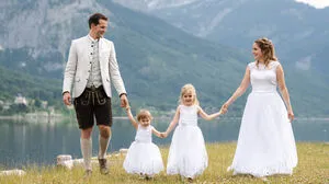 Melissa-Anna und Laurenz mit ihren beiden Töchtern