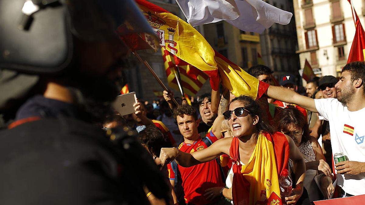 Auch die Gegner eine Unabhängigkeit Kataloniens marschierten in Barcelona auf