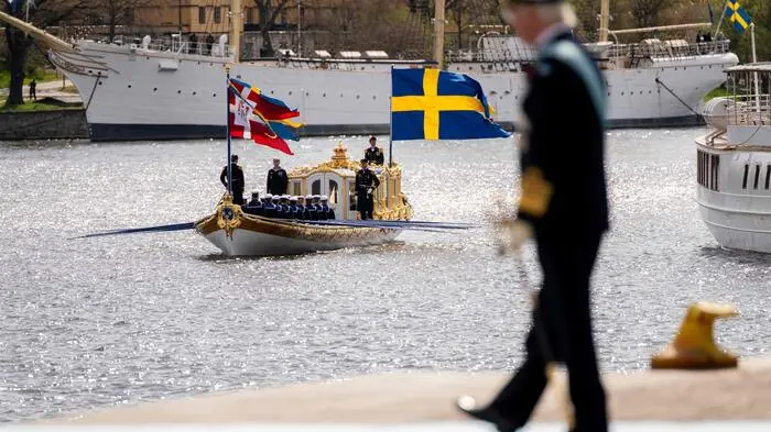 Was für eine Show! Die königliche Yacht Dannebrog kommt im Stockholmer Hafen an