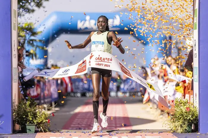 Kärnten Läuft 2024 - Zieleinlauf Halbmarathon Klagenfurt August 2024
