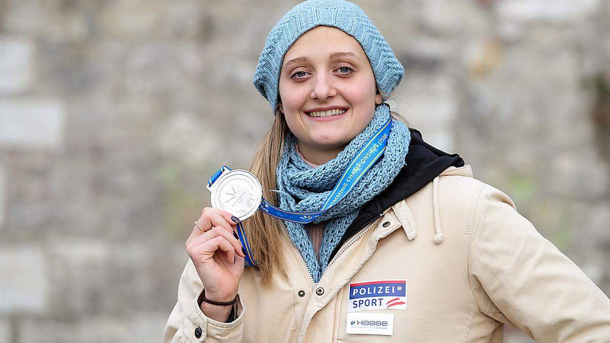 Caroline Pilhatsch mit ihrer WM-Medaille