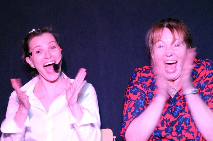 "NMS" mit Dagmar Kschillova und Martina Piskernik. Kind: 'Papa, wo fliegen wir den nun hin? Papa: 'Wir fliegen nierdenwo hin.' Kind: Du hast doch gesagt, wir machen einen Ausflug.'