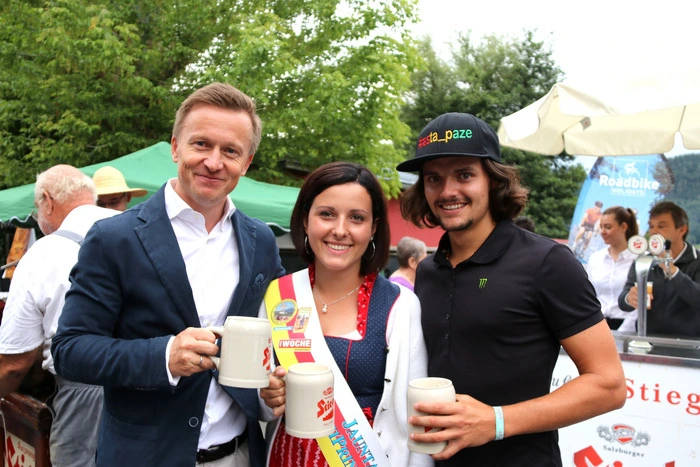Daniel Orasche, Geschäftsführer der Tourismusregion Klopeiner See mit der Salamiprinzessin Manuela Golautschnig.