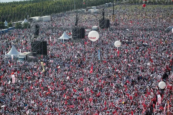 Die Veranstaltung im Stadtteil Maltepe am Marmara-Meer bildet den Abschluss eines mehr als dreiwöchigen "Marsches für Gerechtigkeit" (Adalet yürüyüsü) des Oppositionsführers.