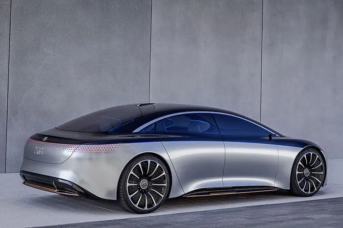 Der tief im Fahrzeugboden verstaute Lithium-Ionen-Akku hat einen Energiegehalt von 100 kWh und soll nach dem WLTP-Zyklus rund 700 Kilometer Reichweite bewerkstelligen.