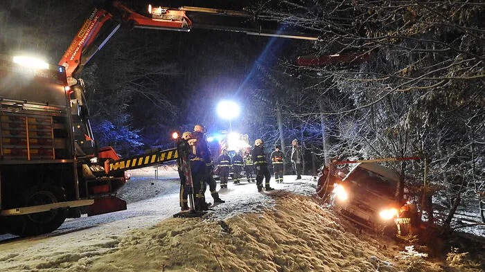 Die Freiwillige Feuerwehr Pöllau hob das Auto aus dem Graben