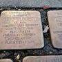Zerkrazt und am Rand aufgebogen: Die Stolpersteine für die Familie Silberstein am Kapistran-Pieller-Platz wurden beschädigt