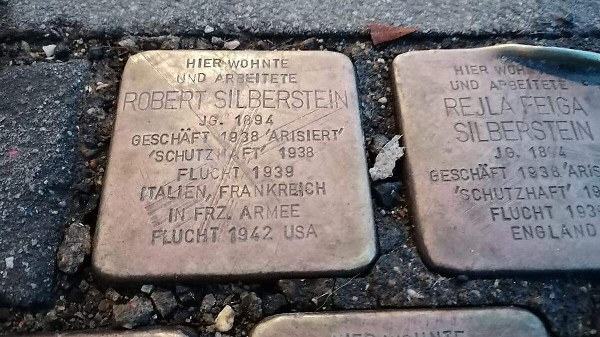 Zerkrazt und am Rand aufgebogen: Die Stolpersteine für die Familie Silberstein am Kapistran-Pieller-Platz wurden beschädigt
