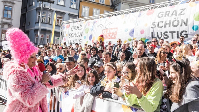 Die Narren sind los! In der Grazer Innenstadt sind heute Dutzende Narrengruppen unterwegs. Klicken Sie sich durch die Teilnehmer!