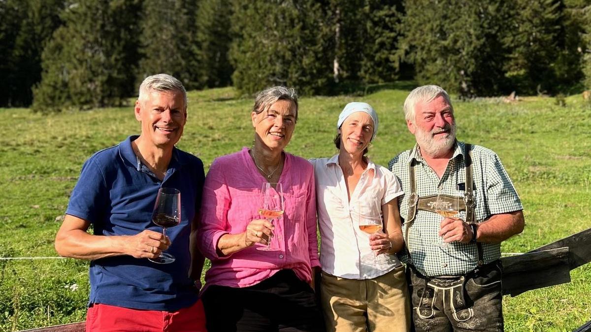 Klaus und Elisabeth Egle, beide Wirtshausführer und Isabella und Hermann Nömayers, Pächter der Gsollalm, dürfen sich über die gelungene Premiere des ersten Gsollalm Pop-Up „Wein am Berg“ freuen