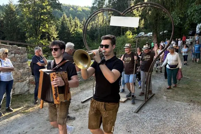 Am Donnerstag wurde der neue Erlebnisweg offiziell eröffnet. Die Strecke wurde mit zahlreichen Besucherinnen und Besuchern erkundet. 
