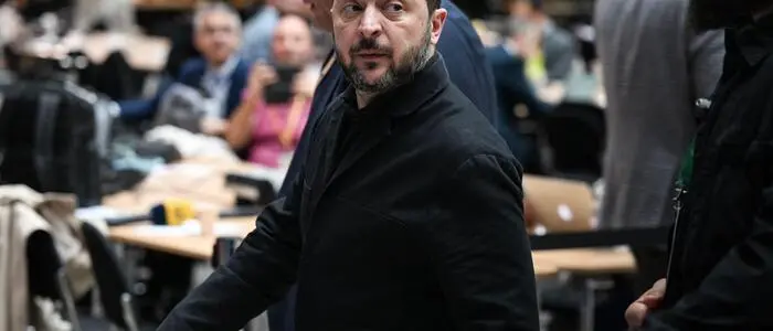Selenskyj ging es bei seiner Reise nach Brüssel um konkrete, akut lebenswichtige Zusagen: Luftabwehrraketen, und die Aufrechterhaltung sämtlicher EU-Sanktionen gegen Russland.