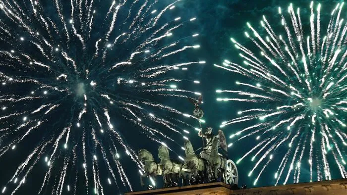 Bei der größten Silvesterfeier Deutschlands herrschte großer Andrang, alle Zugänge zur Festmeile wurden etwa eine Dreiviertelstunde vor Mitternacht komplett geschlossen, wie die Berliner Polizei am Sonntag über den Kurznachrichtendienst Twitter mitteilte.  