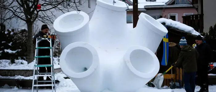Eine Schneeskulptur aus Schweden, die fünf tanzende Ringe zeigt