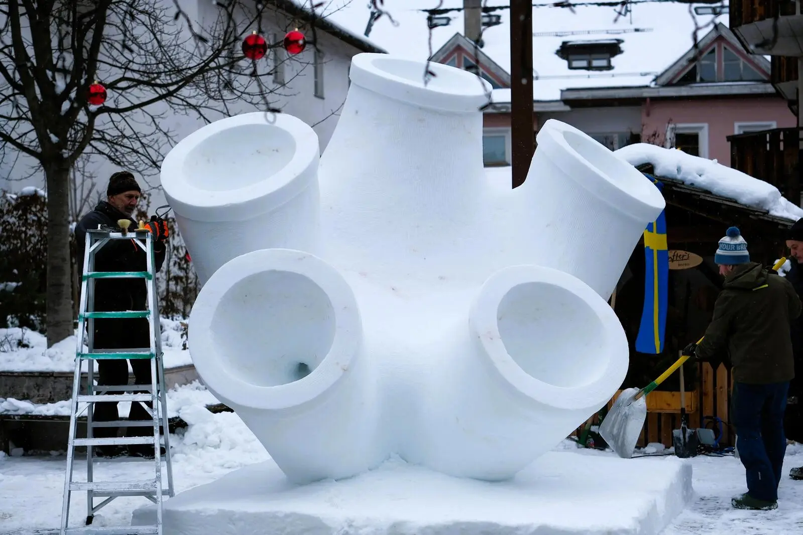 Eine Schneeskulptur aus Schweden, die fünf tanzende Ringe zeigt