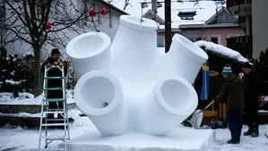 Eine Schneeskulptur aus Schweden, die fünf tanzende Ringe zeigt