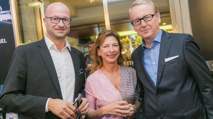 Anlässlich der ersten Saisonpremiere „Die Neigung des Peter Rosegger“ im Schauspielhaus Graz lud Intendantin Iris Laufenberg zum VIP-Empfang. Im Bild: Laufenberg mit Opernredoute-Organisator Bernd Pürcher und Otto Hochreiter (Graz Museum).