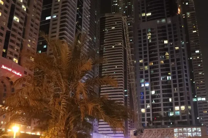 Das Hochhaus mit dem Namen "Torch Tower" - "Fackel-Turm" - fing in der Nacht auf Freitag Feuer.