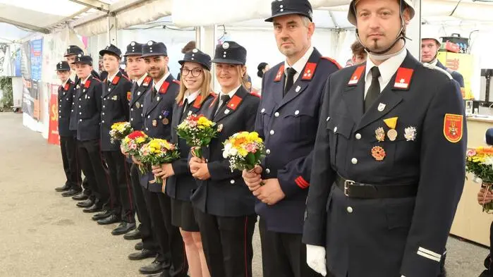 100 Jahre Freiwillige Feuerwehr (FF) Zweikirchen, 30 Jahre Feuerwehrjugend Zweikirchen. Wenn das kein Grund zum Feiern ist! Anlässlich des runden Jubiläums ging am Wochenende im kleinen Örtchen ein großes Fest über die Bühne. Und nicht nur die Florianijünger des Glantales waren in ihren schmucken blauen Uniformen aufmarschiert, um bei den Feierlichkeiten dabei zu sein.