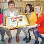 Eine Torte zum Jubiläum: Sabine Lobnig (Stadtbücherei), Bürgermeister Gerhard Pirih, Stadtbücherei-Leiterin Astrid Arztmann und Corinna Steinacher (Stadtbücherei)