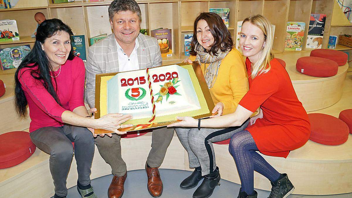 Eine Torte zum Jubiläum: Sabine Lobnig (Stadtbücherei), Bürgermeister Gerhard Pirih, Stadtbücherei-Leiterin Astrid Arztmann und Corinna Steinacher (Stadtbücherei)