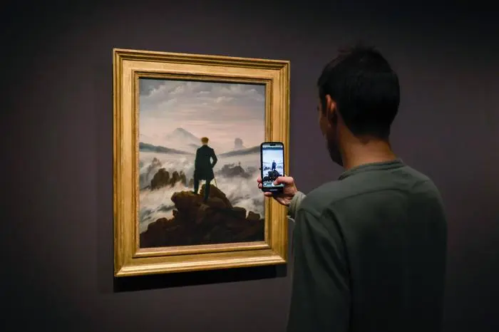 Jubilaeumsschau zu Caspar David Friedrich im Albertinum Museum in Dresden. Foto vom 23.08.2024: Das Gemaelde Der Wanderer ueber dem Nebelmeer 1818 im Albertinum Wenige Tage vor dem 250. Geburtstag von Caspar David Friedrich 1774-1840 oeffnen die Staatlichen Kunstsammlungen Dresden SKD am Samstag eine Ausstellung mit zahlreichen Werken des Malers. Im Dresdner Albertinum sind 47 Gemaelde des Kuenstlers der deutschen Romantik zu sehen. Im Kupferstich-Kabinett wird das zeichnerische Werk mit mehr als 160 Arbeiten vorgestellt. Die zweiteilige Ausstellung steht unter dem Titel Caspar David Friedrich. Wo alles begann . Siehe epd-Meldung vom 23.08.2024 EDITORIAL USE ONLY *** Anniversary exhibition on Caspar David Friedrich at the Alber Copyright: epd-bild/MatthiasxSchumann epd-Ausstellung_Friedrich5-kopieren