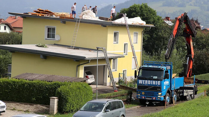 In Rabensdorf wurde bei einem Einfamilienhaus das gesamte Dach weggerissen und davonfliegende Teile beschädigten das Dach eines Nachbarhauses.