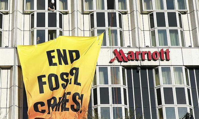 Greenpeace entrollte am Konferenzhotel ein Riesentransparent