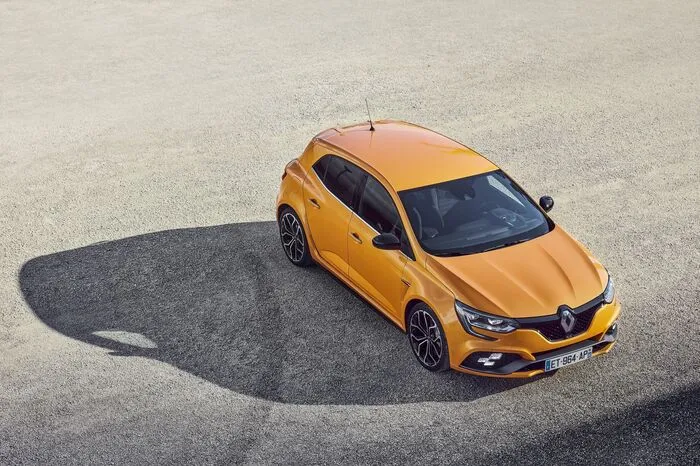 Die Spurbreite ist im Vergleich zum Otto-Normal-Mégane vorne um sechs und hinten um 4,5 Zentimeter großer, was ihn mit den Rädern im 18- und 19-Zoll-Format (dahinter finden die Brembo-Bremsscheiben mit einem Durchmesser von 355 Millimetern Platz) sowie verbreiterten Kotflügeln eindeutig der Neigungsgruppe Sport zuordenbar macht. Zudem ist der Fünftürer – Coupévariante gibt es keine mehr – am Kühlergrill mit Wabenmuster und breiten Frischluftöffnungen in der Frontschürze, durch die der Turbobenziner schnauft, zu erkennen.