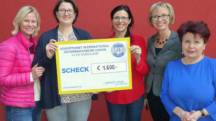 Brigitte Tschaler (Zweite von links) und Ruth Klauss Strasser (Dritte von links) freuten sich über die Spende der Damen des Soroptimist Clubs