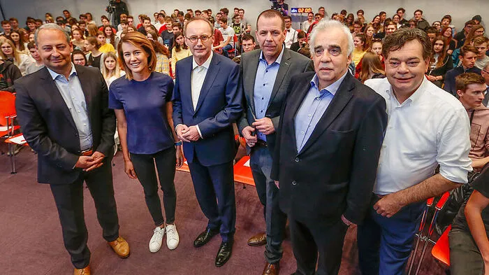 Die EU-Spitzenkandidaten Andreas Schieder (SPÖ), Claudia Gamon (Neos), Othmar Karas (ÖVP), Harald Vilimsky (FPÖ), Johannes Voggenhuber (Jetzt) und Werner Kogler (Grüne) trafen heute in Salzburg aufeinander