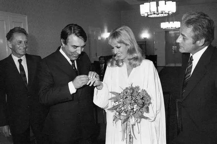 Hochzeit Dagmar Koller und Dr. Helmut Zilk im Standesamt Wien 8, Schlesingerplatz am 21.7.1978