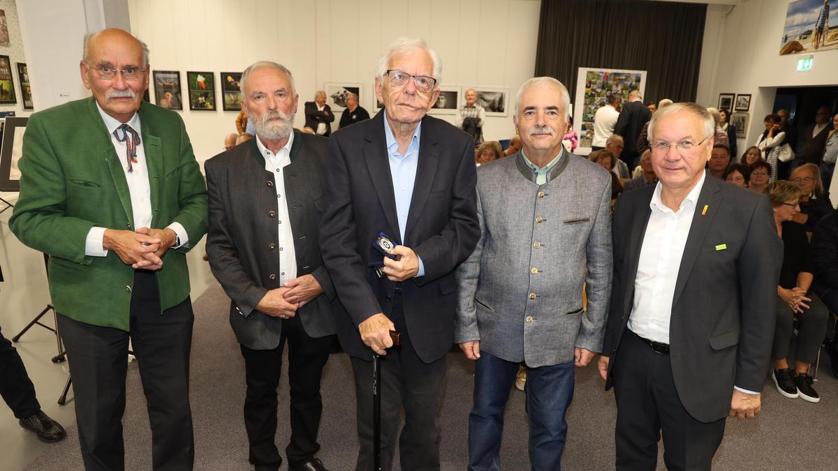 Präsident des Österreichischen Verbandes der Fotografie, Anselm Wunderer, Fotoclub Feldbach-Präsident Franz Reithmeier, Alois Kainrath, Heinrich Strobl und Bürgermeister Josef Ober beim Vereinsjubiläum