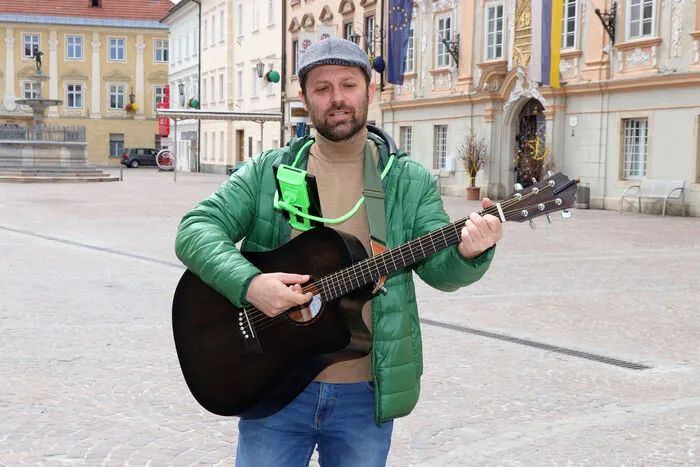 Der einzige Kärntner Dechant Assistent Rudolf „Rudi“ Lechner sorgte für die musikalische Umrahmung beim Kreuzweg, der am Hauptplatz gestartet wurde.  